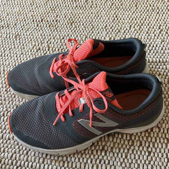 New Balance 711 gray womens sneakers, size 9.5 - Picture 2 of 6